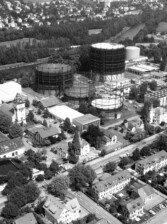 Das Gaswerk in einer Flugaufnahme von 1999; alle vier Gasometer sind noch erhalten (Kantonale Denkmalpflege Zürich, Elvira Angstmann)
