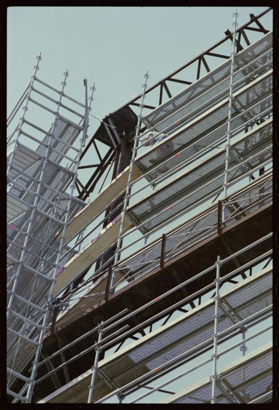 Vorbereiten der Einhausung: Gerüstaufbau auf der Galerie des Bassins (15.08.2003, Ruedi Weinmann)
