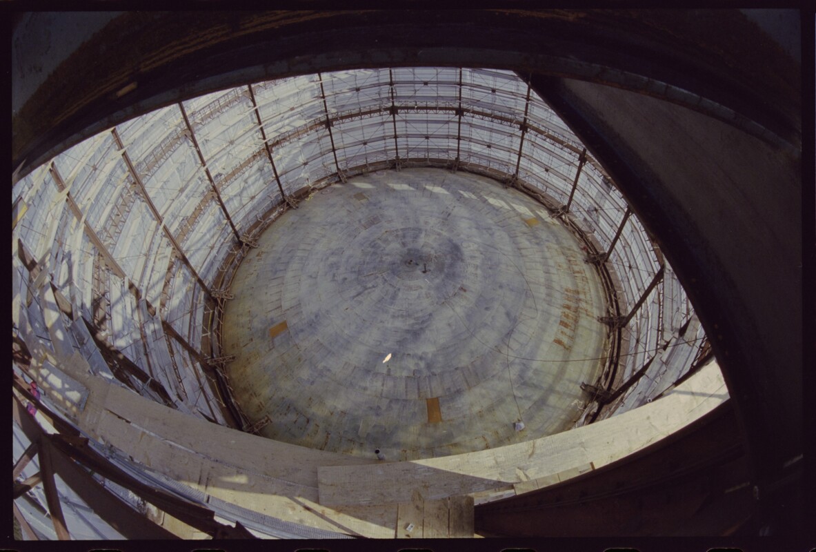 Gesamtansicht des Führungsgerüstes und der Glocke des Gasometers während der Einhausung vom obersten Gerüstlauf her aufgenommen (15.09.2003, Ruedi Weinmann)