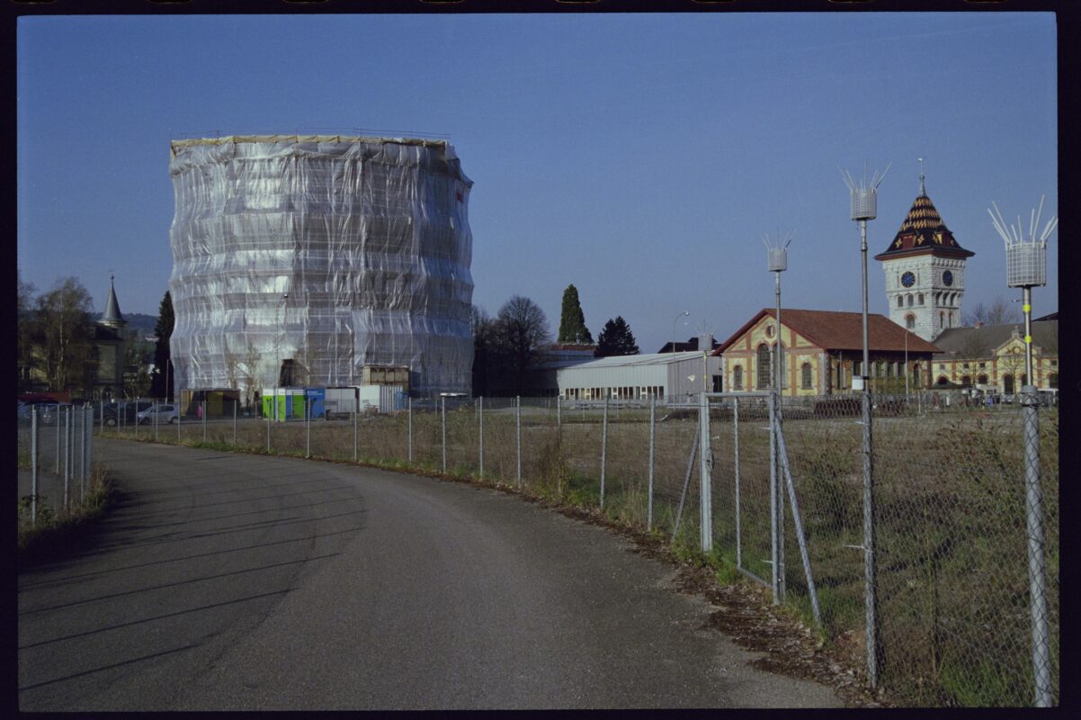 Gesamtansicht des eingehausten Gasometers von Nordosten (16.04.2004, Ruedi Weinmann)