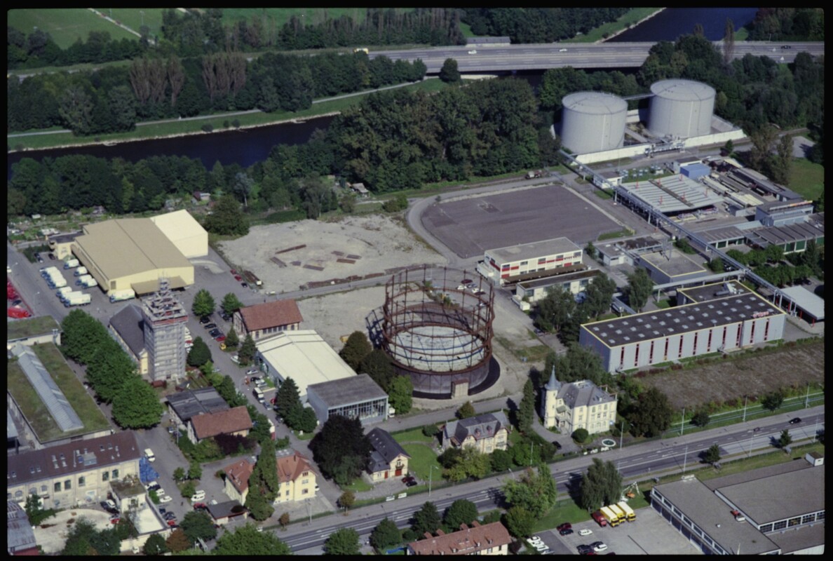 Flugaufnahme vom Gaswerkareal nach Abbruch der drei Gasometer (17.09.2002, Ruedi Weinmann)